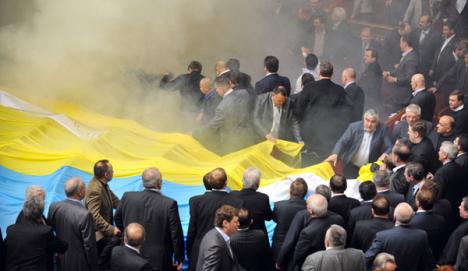 Parlamentarii din Kiev s-au bătut cu pumni şi ouă (VIDEO) 